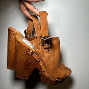 G by GUESS Platform Clogs w/ Nail Head details (COGNAC)